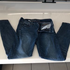 Light wash jeans with a distressed effect